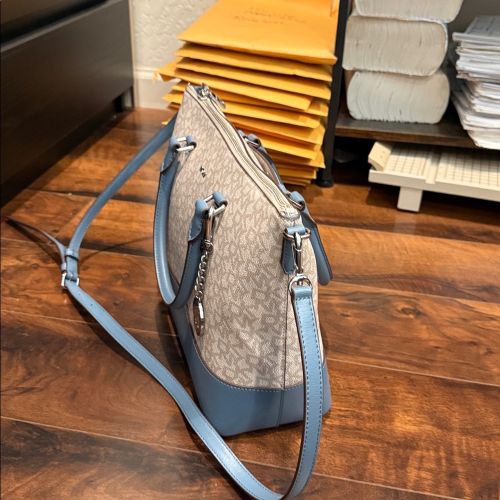 NWOT - new DKNY Cream & Light Blue Signature Satchel with Removable Strap - Picture 3 of 5
